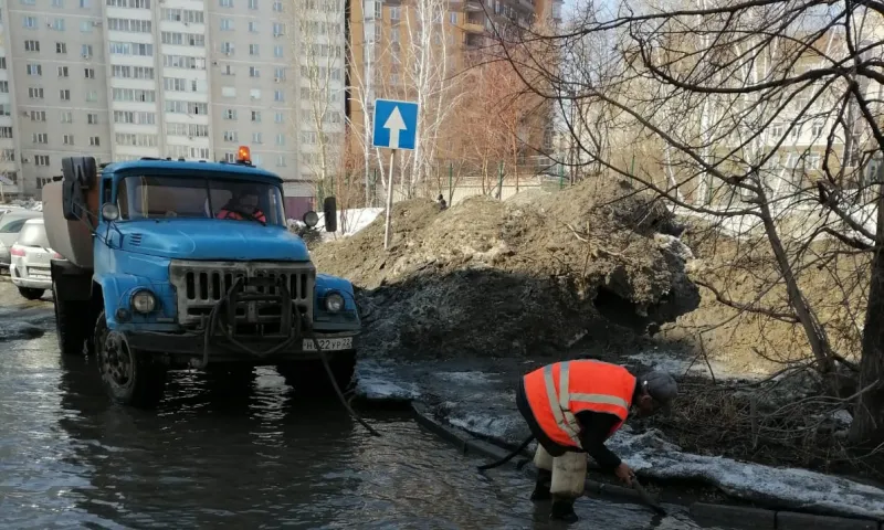 В Барнауле дорожные рабочие очистили улицы города от снега и льда