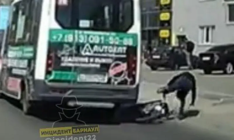 Дедушка на электровелосипеде врезался в маршрутку в Барнауле
