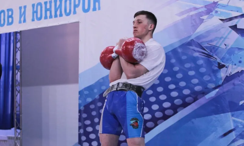 Алтайские спортсмены завоевали три медали на первенстве России по гиревому спорту в Омске