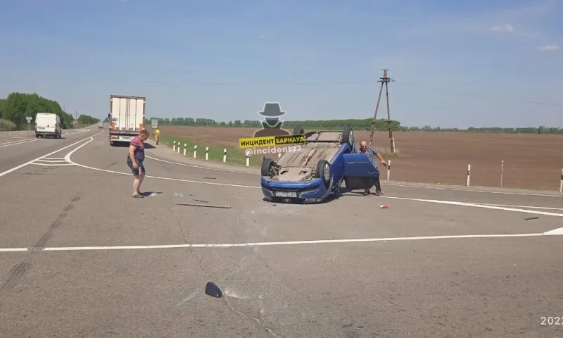 Наезд с переворотом: иномарка выехала навстречу «Ладе» в Алтайском крае
