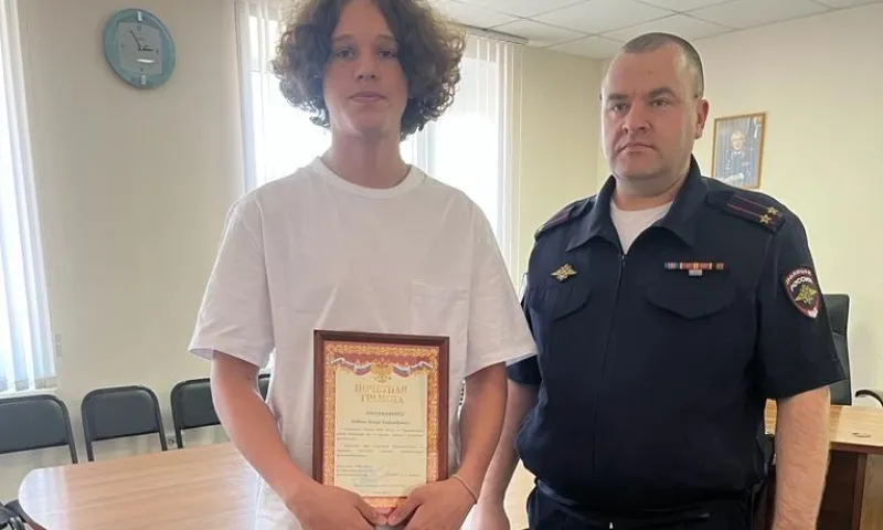 Полицейские наградили школьника, который помог раскрыть кражу в Алтайском крае
