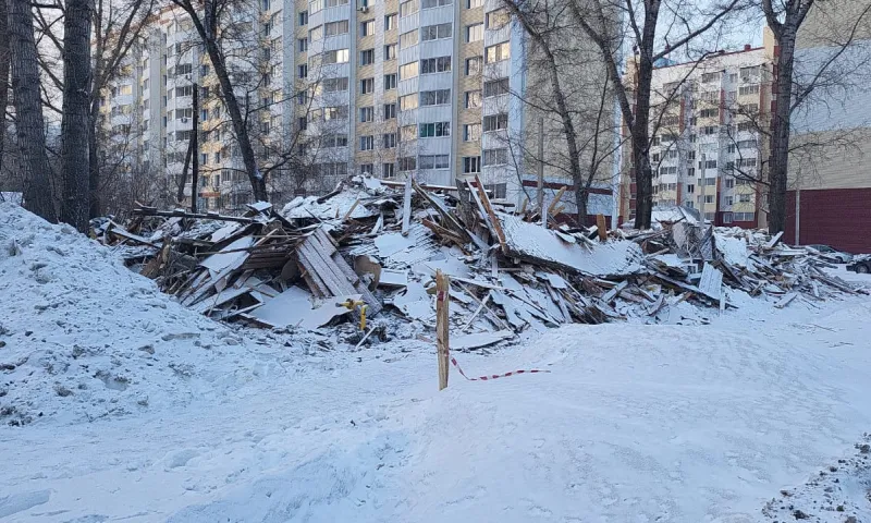 В Барнауле снесли аварийный дом на улице Беляева