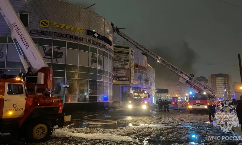 Впавший в кому после тушения пожара в барнаульском ТЦ спасатель умер