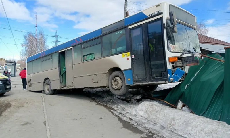Массовое ДТП с участием пассажирского автобуса произошло в Барнауле