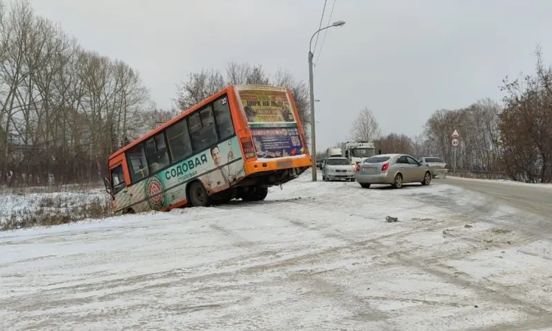 ДТП с участием пассажирского автобуса произошло в Барнауле