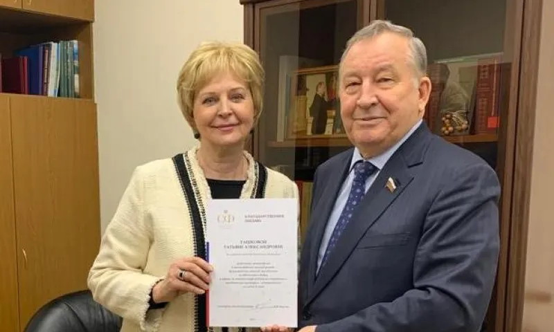 Сенатор Александр Карлин вручил благодарственное письмо заслуженной артистке России за подаренные музею аттестат и пианино Екатерины Савиновой