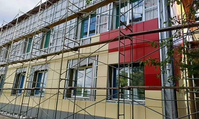 В селе Троицкое продолжаются работы по капитальному ремонту детской школы искусств