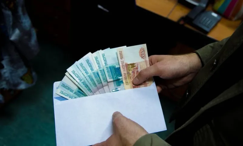 Житель Алтайского края обвиняется в попытке дать взятку полицейским