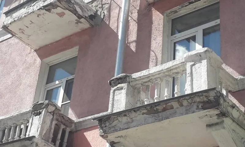 Опасные балконы выявили на домах Барнаула