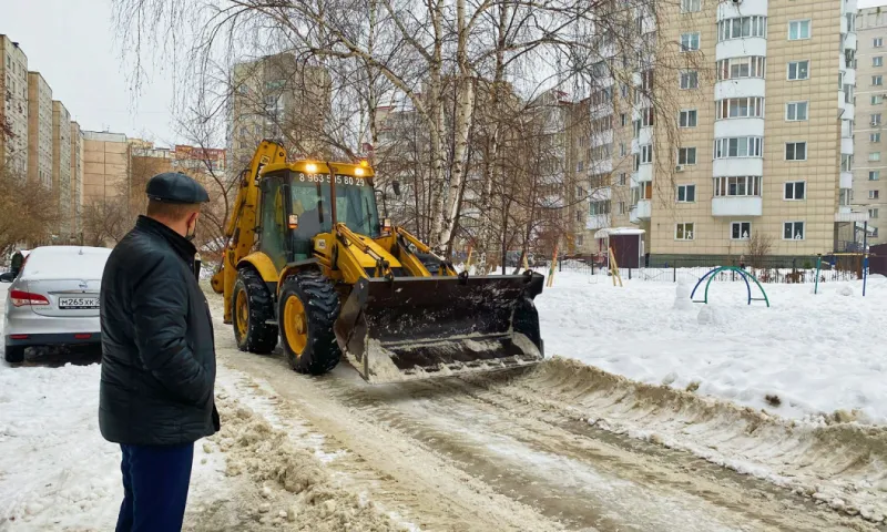 Власти Барнаула продолжают контролировать очистку дворов от снега и наледи