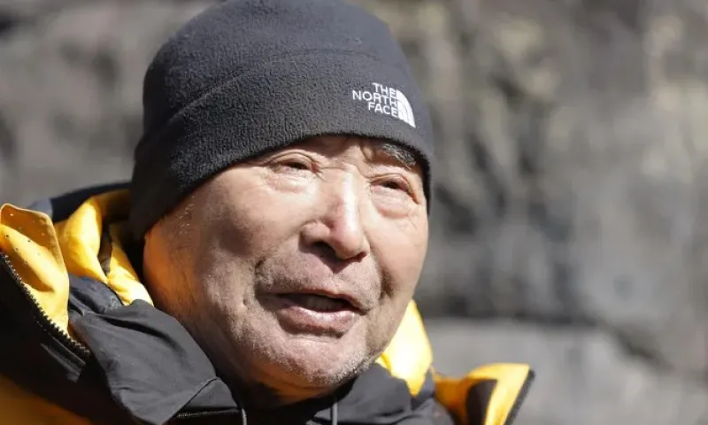 90-летний альпинист покорил гору Фудзи, сидя в инвалидной коляске 