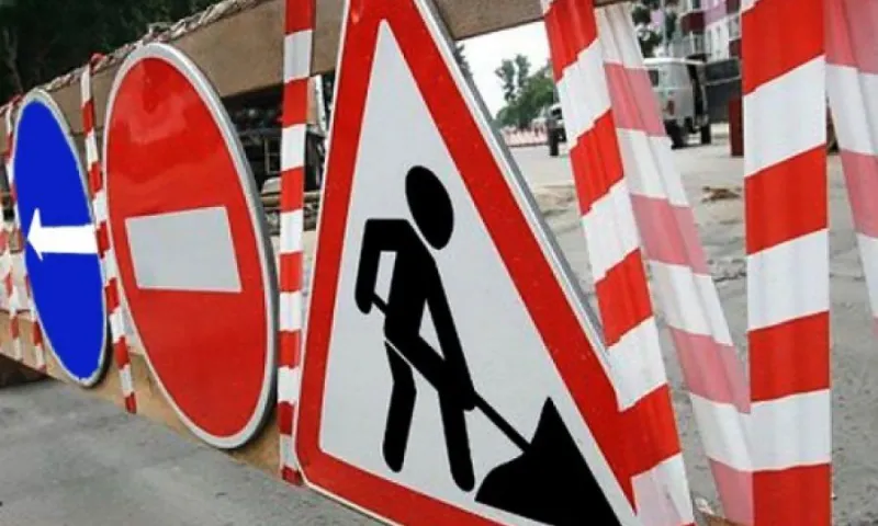 Движение из-за повреждения на водоводе изменили в Барнауле