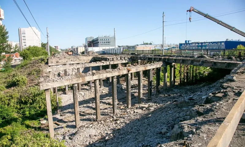 На путепроводе в Барнауле продолжаются ремонтные работы