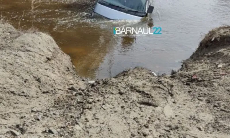Микроавтобус с людьми утонул в пригороде Барнаула