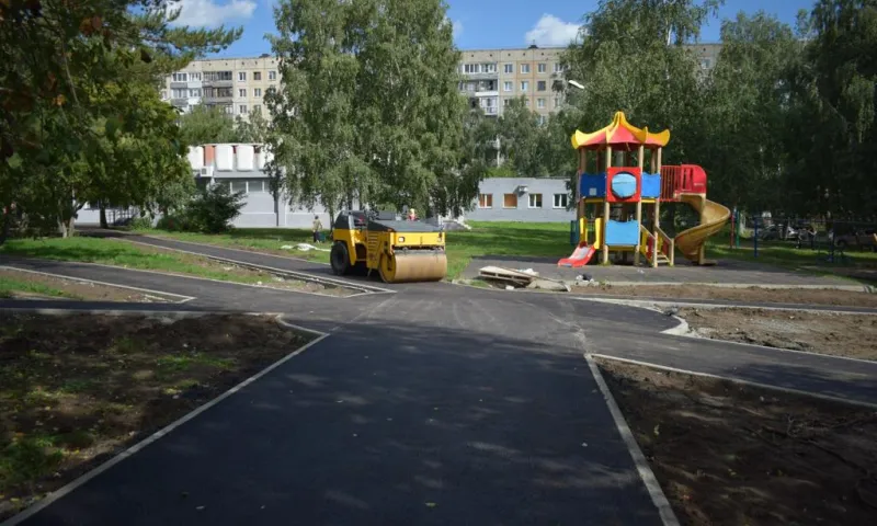 Благоустройство зеленого уголка завершают на одной из улиц Барнаула