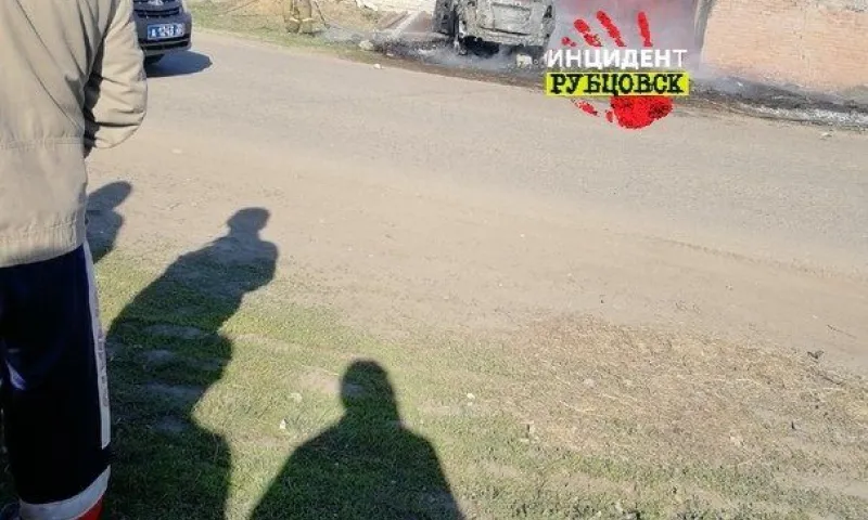 Автомобиль загорелся в результате ДТП в Рубцовске