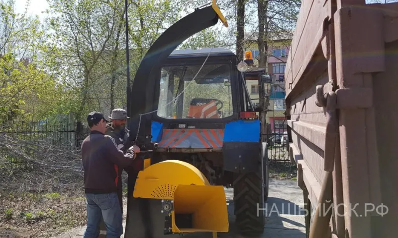 Первая машина для обрезки деревьев появилась в Бийске 