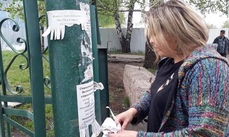 Улицы барнаульских пригородных поселков очистили от рекламных объявлений