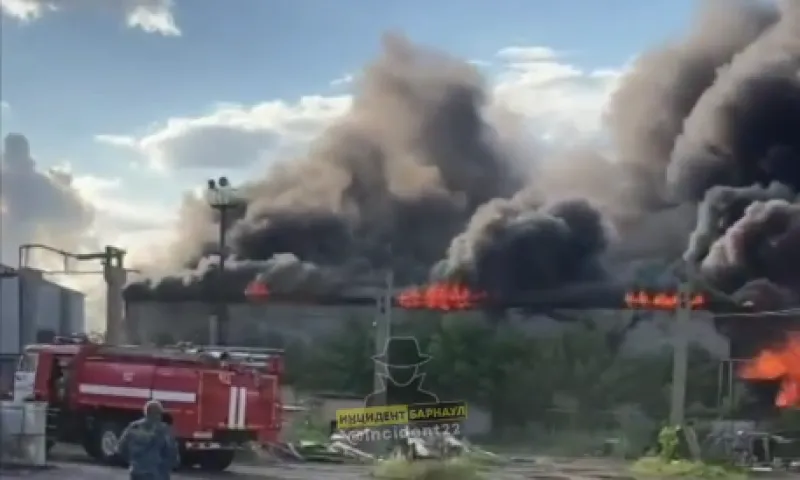 На барнаульском автосервисе вспыхнул пожар