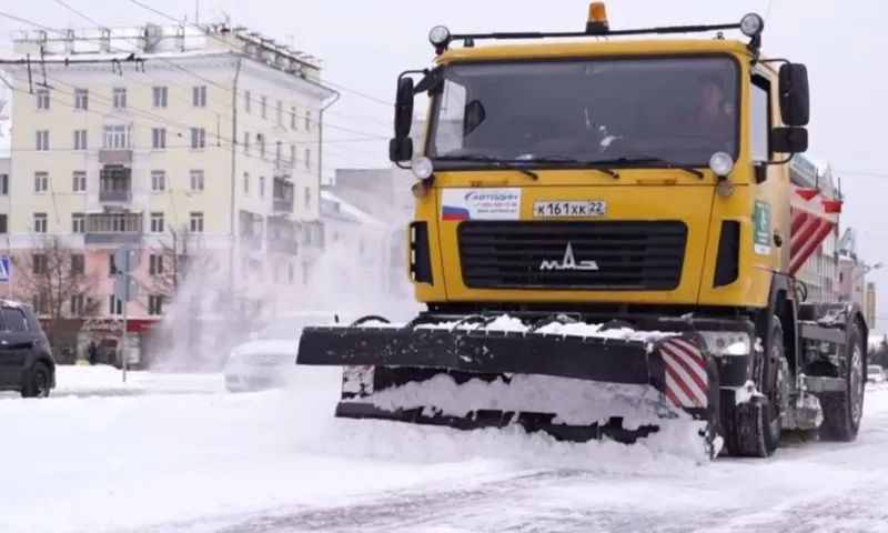 Более трёх тысяч кубометров снега вывезли ночью с дорог Барнаула