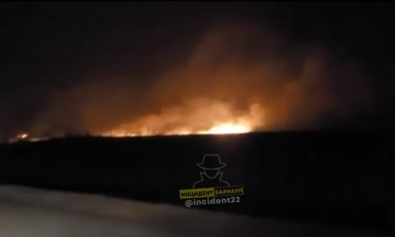 В Алтайском крае загорелись поля