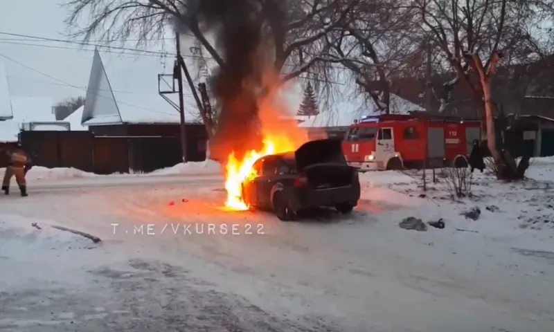 В Барнауле на выезде со двора загорелся легковой автомобиль