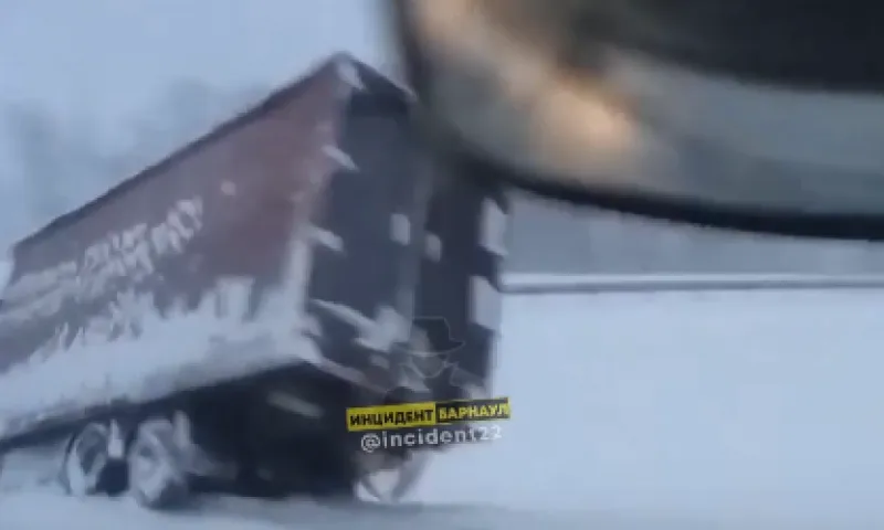 Грузовик ушел в кювет на алтайской трассе