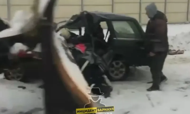 Автомобиль врезался в снегоуборщик на трассе Алтайского края. Есть погибший