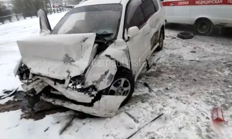 Три человека пострадали в аварии на барнаульской трассе в Ленточном бору