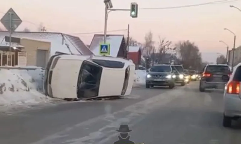 Опрокинувшаяся набок легковушка заблокировала движение автомобилей в Барнауле