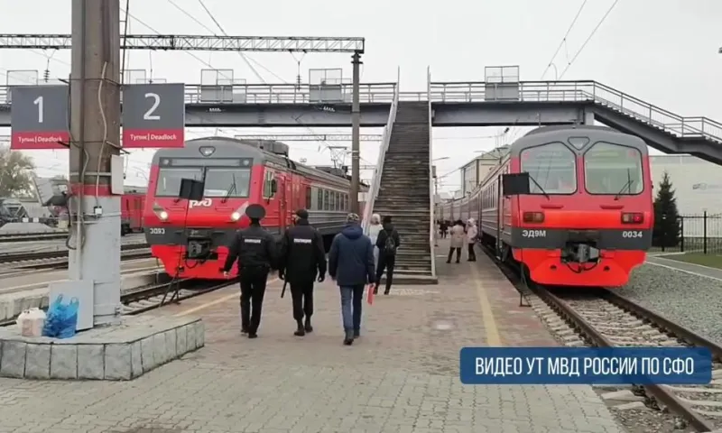Вор обчистил карманы спящего пассажира электрички в Алтайском крае