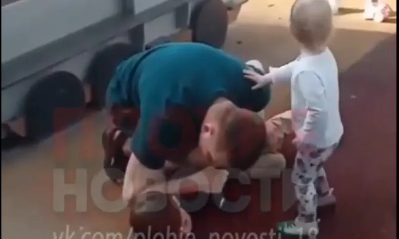 Мальчик разозлил мужчину и пенсионерку на детской площадке Братска