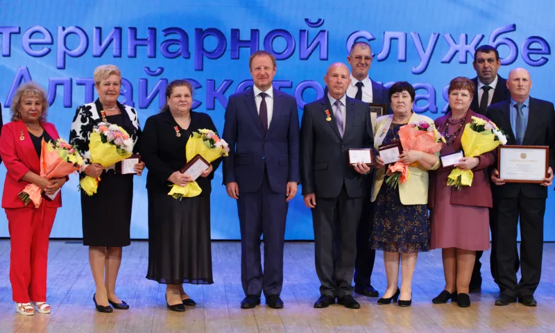 Виктор Томенко поздравил работников ветеринарии с 85-летием со дня образования ветеринарной службы Алтайского края