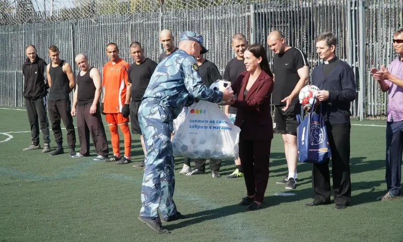 Футбольное поле с искусственным покрытием открыли в алтайской колонии