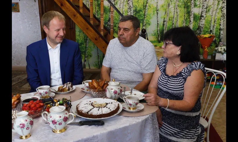 Губернатор Томенко посетил семью, отметившую золотой юбилей свадьбы