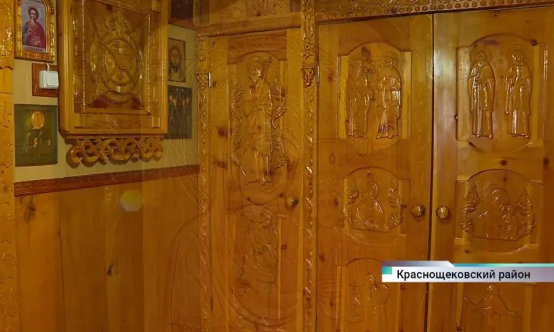 Алтайский  мастер делает иконы из дерева