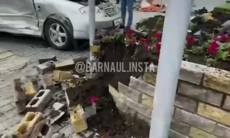В ДТП в центре Барнаула пострадали два автомобиля и клумба