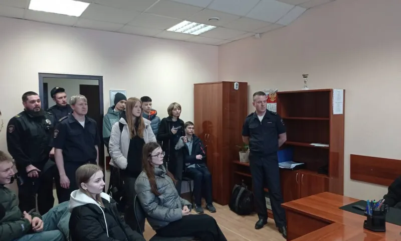 На Алтае транспортные полицейские провели выездной урок безопасности для школьников