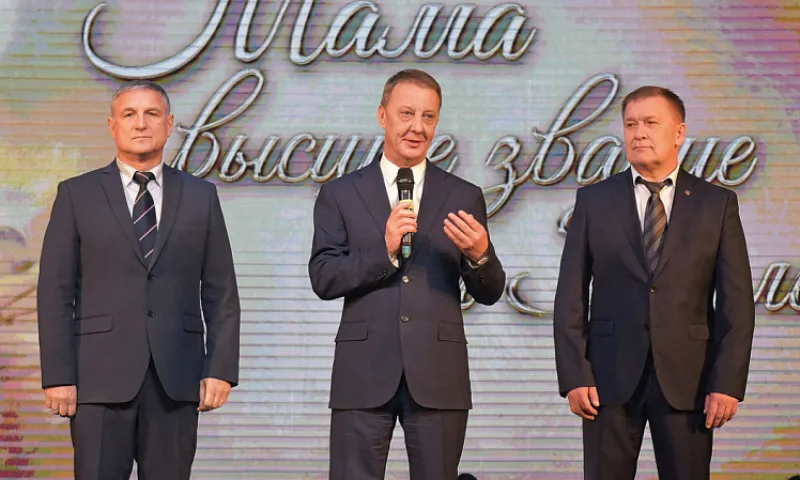 Глава города Вячеслав Франк поздравляет жительниц Барнаула с Днем матери