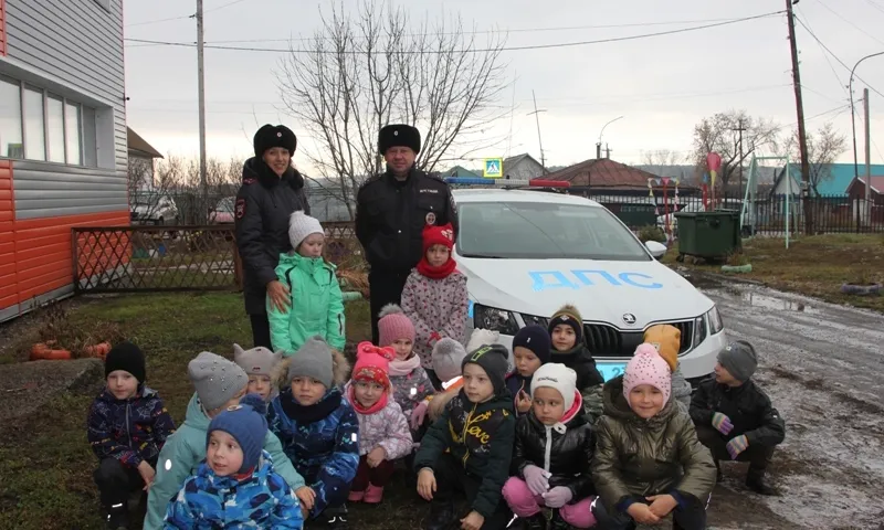 В Алтайском крае сотрудники ДПС посвятили детей в юные инспекторы