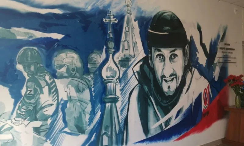 Мурал памяти героя СВО открыли в барнаульском лицее