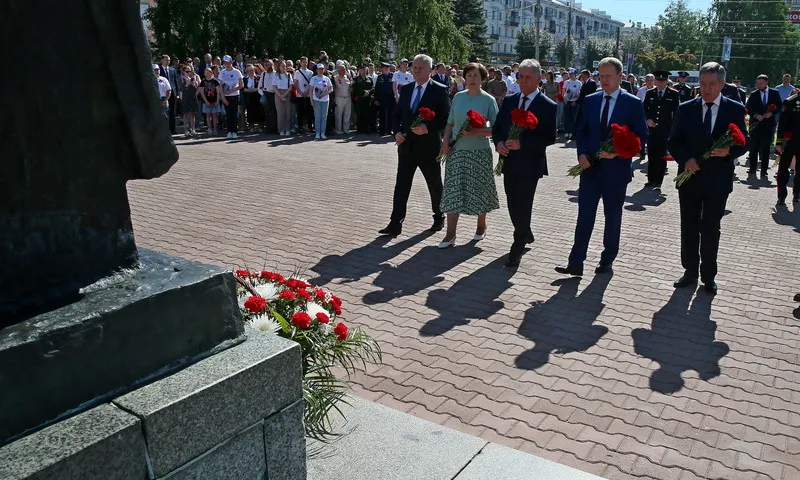 Торжественное возложение цветов состоялось у Мемориала Славы в Барнауле