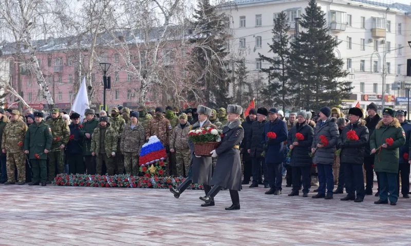 В Барнауле возложили цветы к Мемориалу Славы в честь Дня защитника Отечества