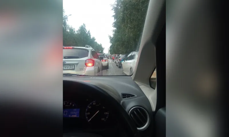 Жители Барнаула жалуются на бесконечные пробки на пересечении Павловского тракта и улицы Георгиева