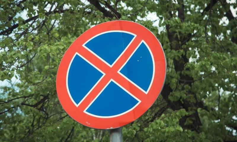 Стоянку автомобилей запретят на одной из барнаульских улиц