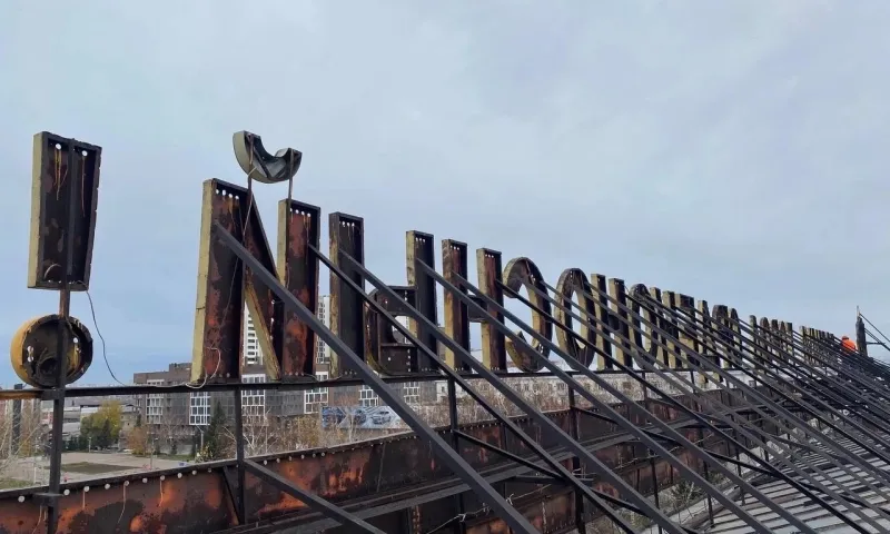 В краевой столице начали демонтировать буквы «Барнаул — город орденоносный»