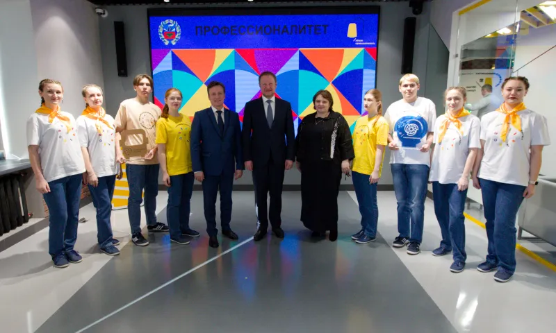 Виктор Томенко посетил новый образовательно-производственный центр легкой промышленности в Алтайском крае