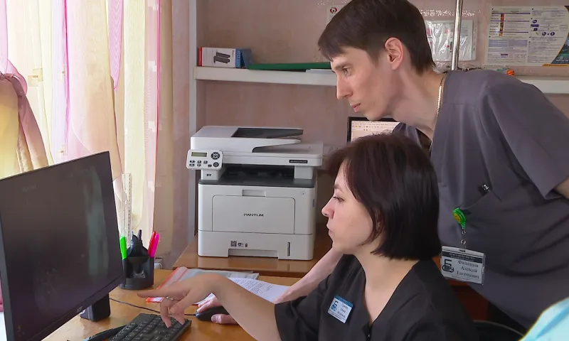 Как начинающие специалисты Краевой больницы скорой медицинской помощи № 2 работают под присмотром опытных наставников