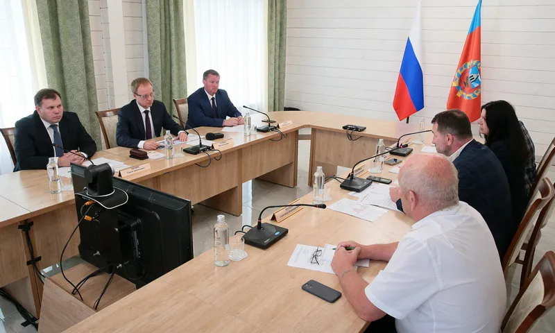 Виктор Томенко обсудил перспективы сотрудничества Алтайского края и Петербургского тракторного завода