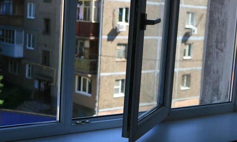 Ребёнок выпал из окна многоквартирного дома в Барнауле